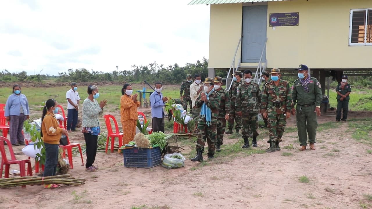 ប្រធានសមាគមអតីតយុទ្ធជនកម្ពុជា ខេត្តកំពង់ធំ ចែកគ្រាប់ពូជដំណាំបន្លែ និងសត្វជូនគ្រួសារអតីតយុទ្ធជន កំពុងរស់នៅលើដីសម្បទានសង្គមកិច្ច