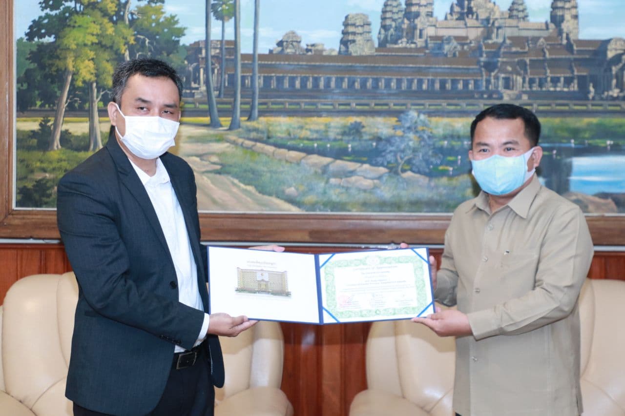 ឯកឧត្ដម អភិបាលខេត្តកណ្ដាល ឧបត្ថម្ភជាថវិកាចំនួន ៤០លានរៀល ដល់សកលវិទ្យាល័យកម្ពុជា សម្រាប់ផ្ដល់អាហារូកណ៍ ដល់សិស្សានុសិស្ស