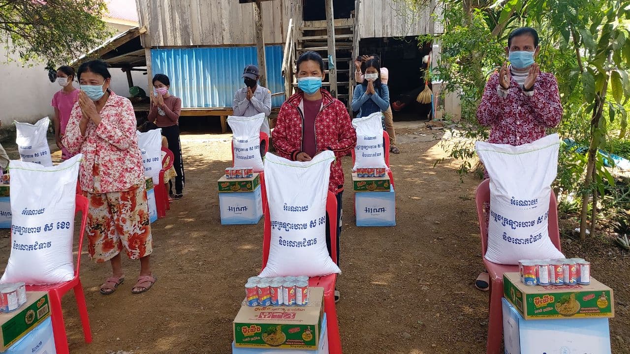 គ្រួសារក្រីក្រ តំបន់បិទខ្ទប់និងបញ្ចប់ពីការធ្វើចត្តាឡីស័ក និងអ្នកជំងឺជាសះស្បើយពីជំងឺ កូវីដ-19 ចំនួន២៩គ្រួសារ ក្នុងស្រុកសំពៅលូន បានទទួលអំណោយសម្តេចក្រឡាហោម ស ខេង និងលោកជំទាវ
