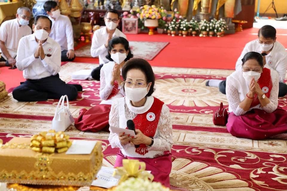 សម្តេចកិត្តិព្រឹទ្ធបណ្ឌិត ប៊ុន រ៉ានី ហ៊ុនសែន ចាត់តំណាងនាំយកទេយ្យវត្ថុសម្រាប់ប្រគេនថ្វាយ សម្តេចព្រះមហាសង្ឃរាជទាំងពីរគណៈ សម្តេចព្រះសង្ឃនាយក និងប្រគេនសម្តេចព្រះសង្ឃ-ព្រះសង្ឃ ដែលគង់ចាំព្រះវស្សា នៅតាមវត្តចំនួន៨