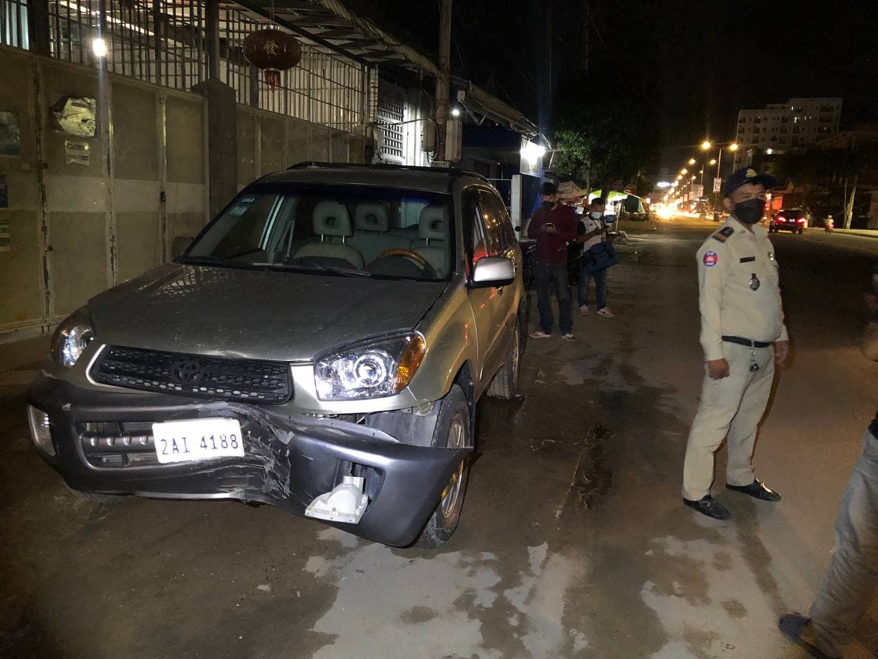 រថយន្ត RAV4 ពន្លះក្បាលព្រួញពុះចែកទ្រូងផ្លូវ២៧១នៅស្ថានីយ៍បូ មទឹកបឹងត្របែក  រងការខូចខាតយ៉ាងដំណំ