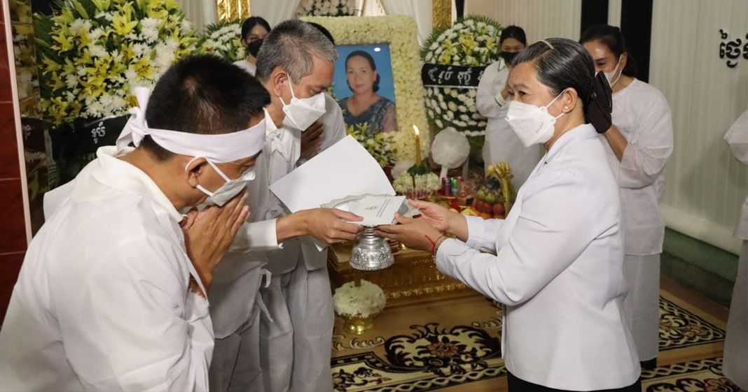 លោកជំទាវ ម៉ែន សំអន អញ្ជើញចូលរួមគោរពវិញ្ញាណក្ខន្ធ មហាឧបាសិក សុ គម