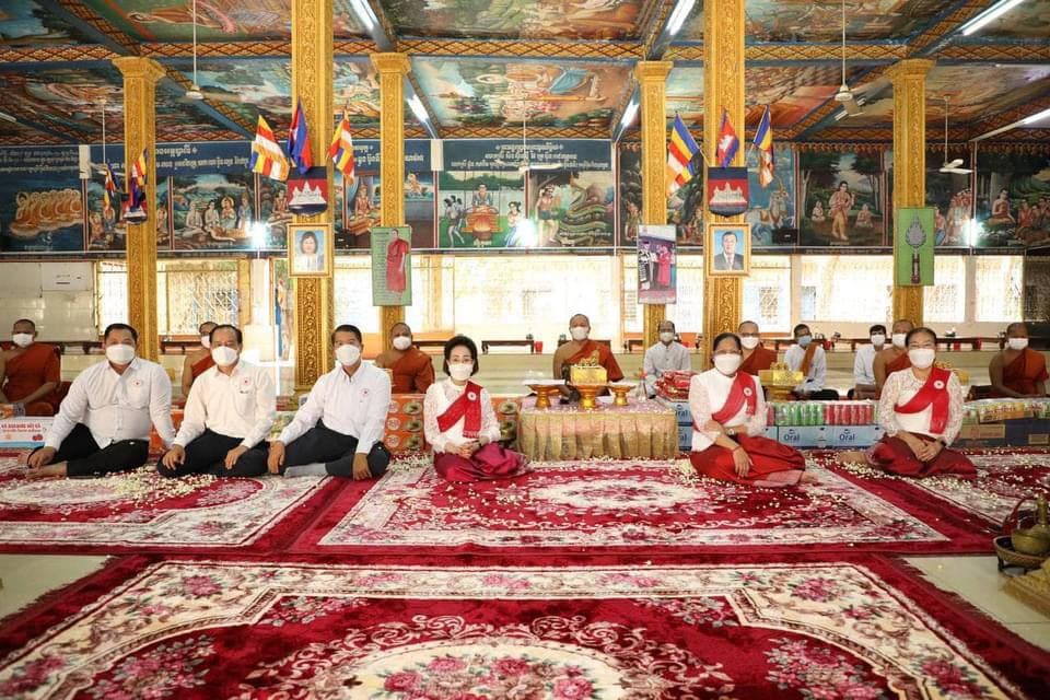 សម្តេចកិត្តិព្រឹទ្ធបណ្ឌិត ប៊ុន រ៉ានី ហ៊ុនសែន ចាត់តំណាងយកទេយ្យវត្ថុ យកទៅប្រគេនព្រះសង្ឃ ក្នុងវត្តមង្គលវ័ន  (ហៅវត្តស្វាយដង្គំ) ដែលគង់ចាំព្រះវស្សា