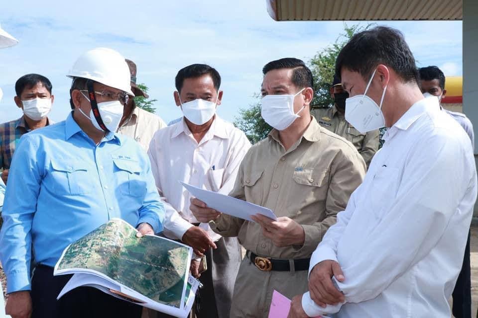 អាជ្ញាធរខេត្តកណ្ដាល ចុះពិនិត្យទីតាំង និងបោះតម្រុយទីតាំងបង្គោលអគ្គិសនី ស្ថិតនៅស្រុកខ្សាច់កណ្ដាល