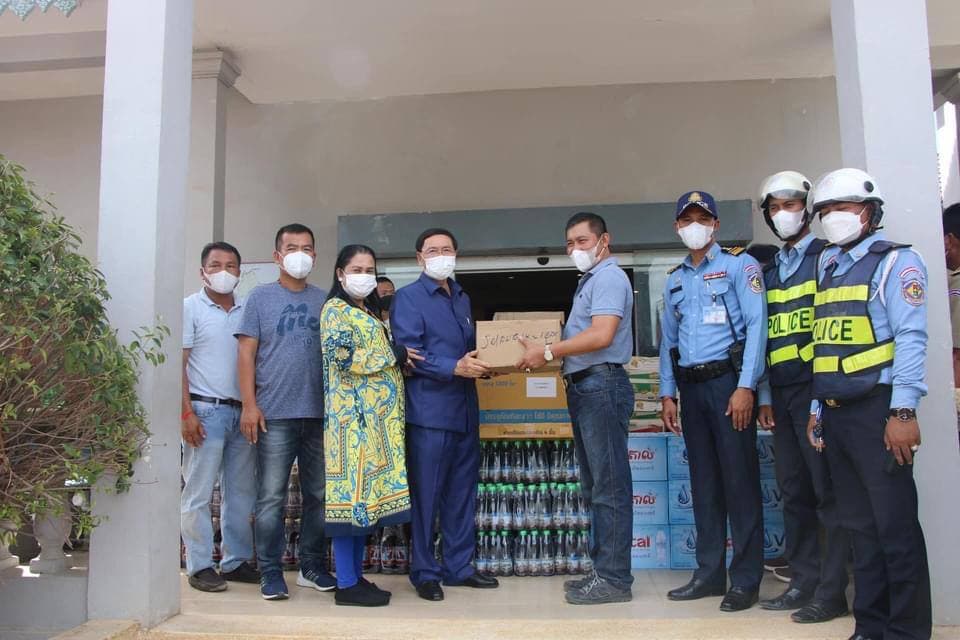 ឯកឧត្តមបណ្ឌិត ស៊ាង ប៊ុនលាង និងលោកជំទាវ ហ៊ុន ប៊ុនធឿន នាំអំណោយផ្ដល់ជូនរដ្ឋបាលខេត្តបន្ទាយមានជ័យ ដើម្បីចូលរួមទប់ស្កាត់ការរីករាលដាល  នៃជំងឺកូវីដ-១៩ ក្នុងខេត្ត និងផ្តល់ជូនពលករធ្វើចត្តាឡីស័ក និងព្យាបាល