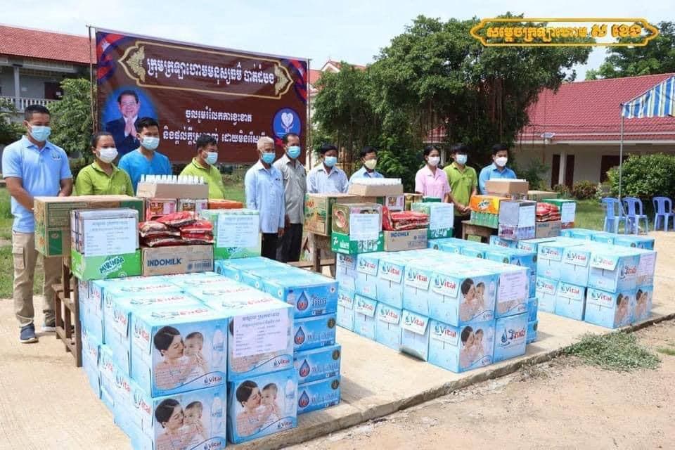 អំណោយសម្តេច ស ខេង ត្រូវបានប្រធានក្រុមការងារចុះជួយមូលដ្ឋានខេត្តបាត់ដំបង យកទៅចែកជូនប្រជាពលរដ្ឋ ៤៥គ្រួសារ ក្នុងស្រុកបវេល