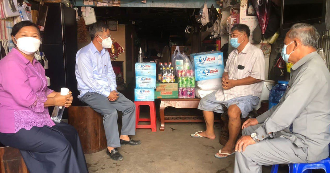 អភិបាលខណ្ឌច្បារអំពៅ នាំយកថវិកា និងសម្ភារៈជួយដល់មេភូមិដែលមានជំងឺ
