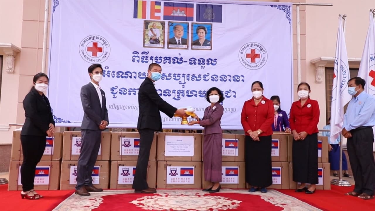 លោកជំទាវ ពុំ ចន្ទីនី សំណេះសំណាល និងទទួលអំណោយម៉ាស់ចំនួន ៤៥០,០០០បន្ទះ ស្មើនឹងទឹកប្រាក់ ១០.០០០ដុល្លារ ពីអគ្គលេខាធិការ សមាគមមូលនិធិសប្បុរសធម៌ក្វាងទុងនៅកម្ពុជា