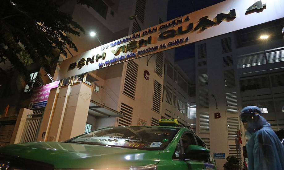 វៀតណាម៖ តាក់ស៊ីរាប់រយគ្រឿងក្លាយជារថយន្តដឹកអ្នកជំងឺកូវីដ នៅហូជីមិញ