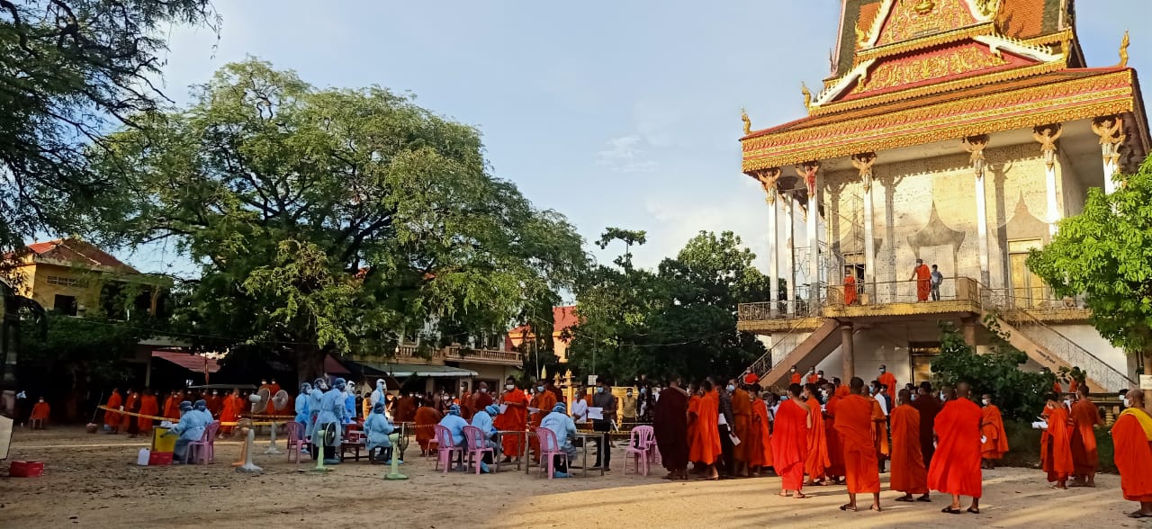 ព្រះសង្ឃអាចារ្យ និងកូនសិស្សលោក តាមវត្តនៅភ្នំពេញត្រូវបាន ក្រុមគ្រូពេទ្យចុះយកសំណាក ក្រោយផ្ទុះកូវីដ១៩