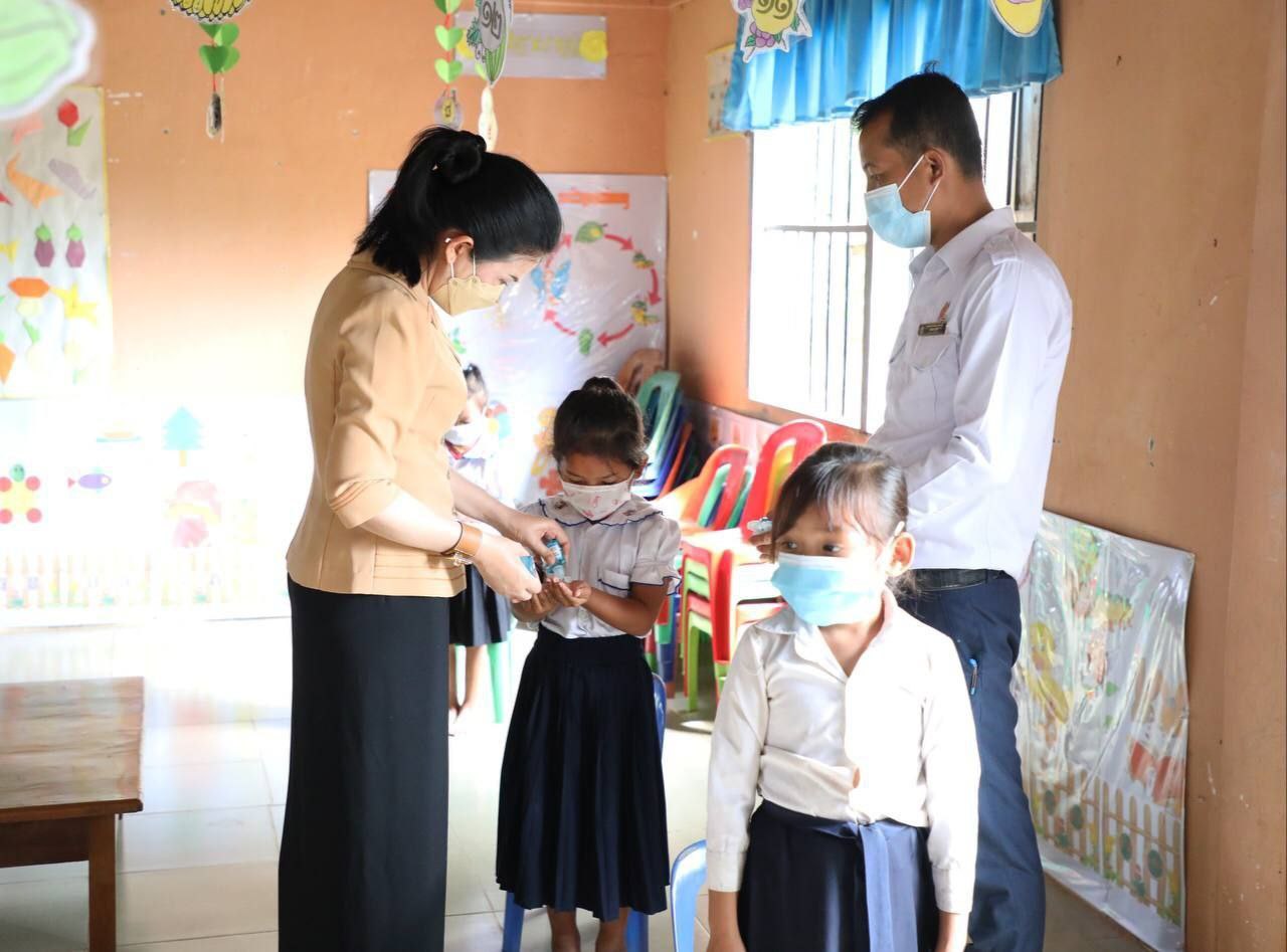 អភិបាលខេត្តប៉ៃលិន និងអ្នកតំណាងរាស្ត្រ បន្តបើកដំណើរការសាលារៀន និងពិនិត្យដំណើរការបង្រៀន និងរៀន