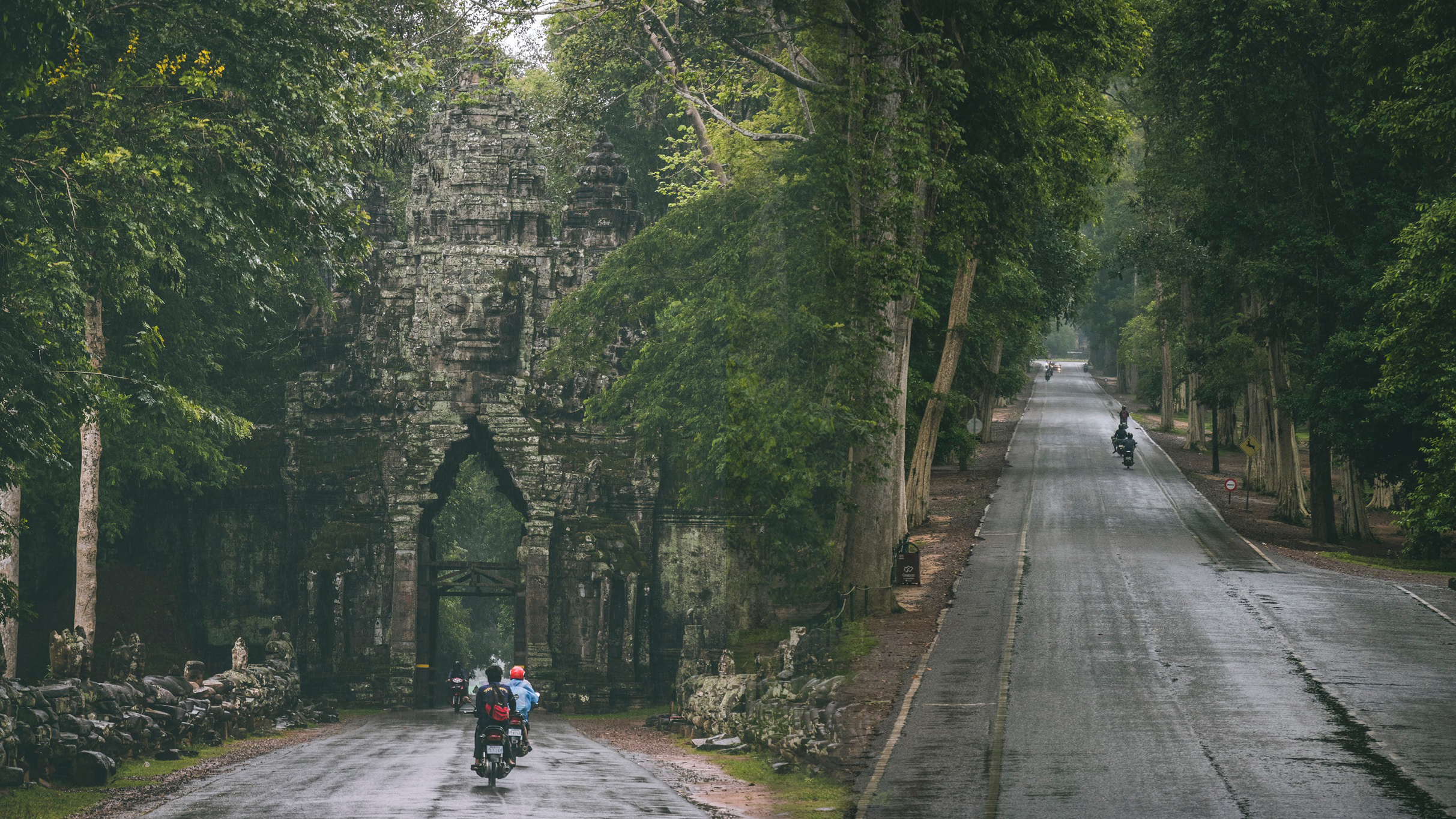 ទិដ្ឋភាពស្រស់ស្រាយ តាមផ្លូវវង់តូច ក្នុងរមណីយដ្ឋានអង្គរ នារដូវវស្សា