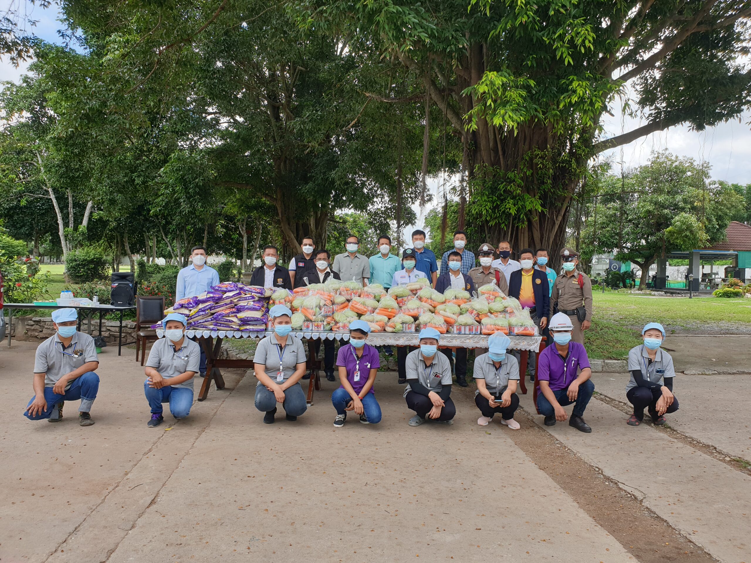 ពលករខ្មែរចំនួន ៦០គ្រួសារ ទទួលអំណោយជាគ្រឿងឧបភោគបរិភោគពីស្ថានទូតកម្ពុជា ប្រចាំប្រទេសថៃ