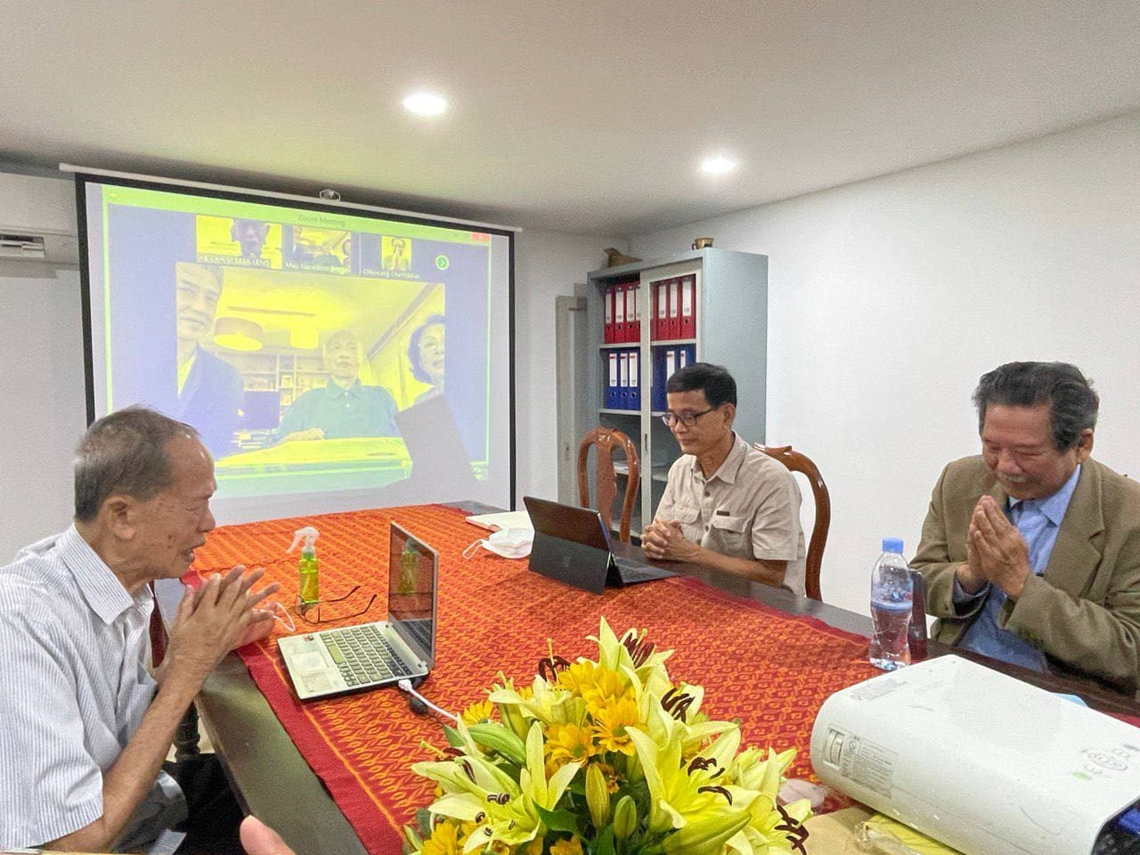 បន្ទាប់ពីផ្ទុះការតវ៉ារឿងត្រាបក្ស៖សម្តេចក្រុមព្រះ នរោត្តម រណឫទ្ធិ កោះប្រជុំពិសេសជាមួយថ្នាក់ដឹកនាំ