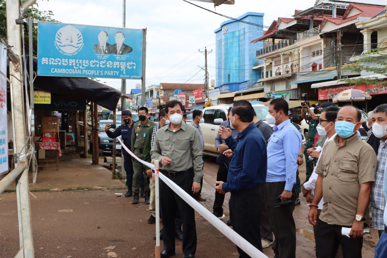 អភិបាលខេត្តកំពង់ចាម ចុះពិនិត្យស្ថានភាពផ្ទុះឡើងនៃជំងឺកូវីដ-១៩ ក្នុងស្រុកចំការលើ និងដាក់ចេញនូវវិធានការ ៧ចំណុច