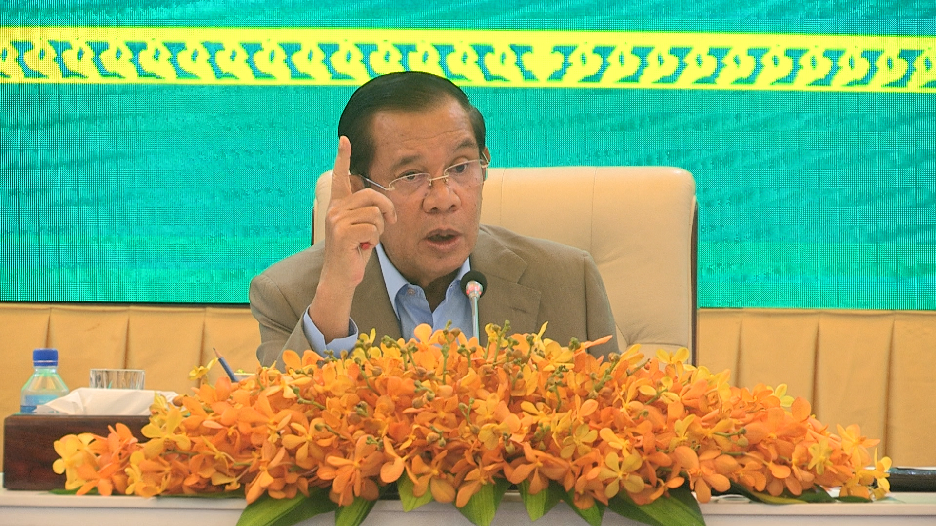 សម្តេចតេជោ ហ៊ុន សែន ដាស់តឿនអ្នកវិភាគកុំអោយហួសព្រំដែន