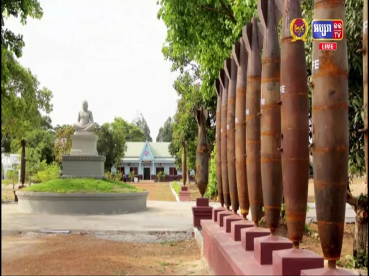 កម្ពុជា ច្នៃគ្រាប់បែកទម្លាក់ពីយន្តហោះ តាំងលំអរក្នុងសួនច្បារ ទទួល​បាន​ការចាប់អារម្មណ៍យ៉ាងច្រើនលើបណ្តាញសង្គម​(មានវីដេអូ)