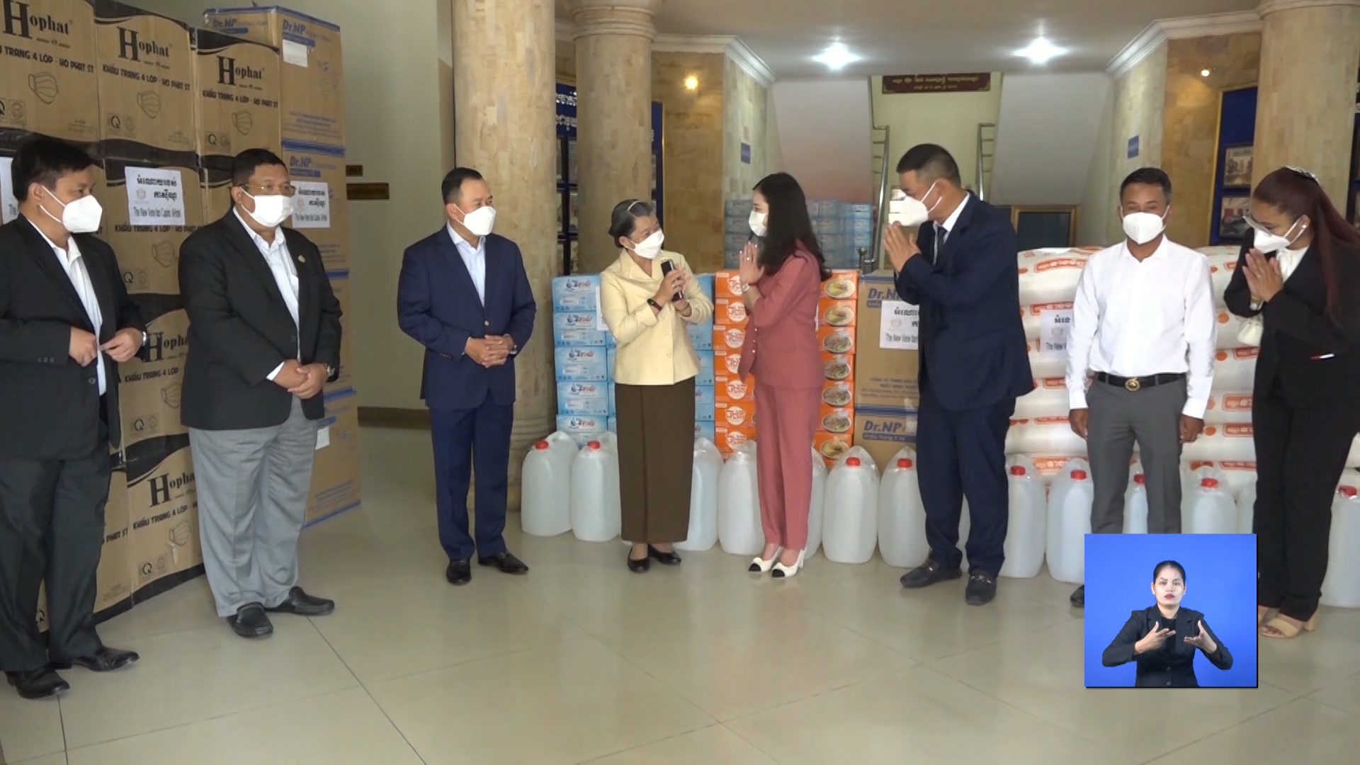 លោកជំទាវ កិត្តិសង្គហបណ្ឌិត ម៉ែន សំអន ទទួលស្បៀងពីសប្បុរសជន ត្រៀមបម្រុងទុកសម្រាប់ជួយដល់ពលរដ្ឋ