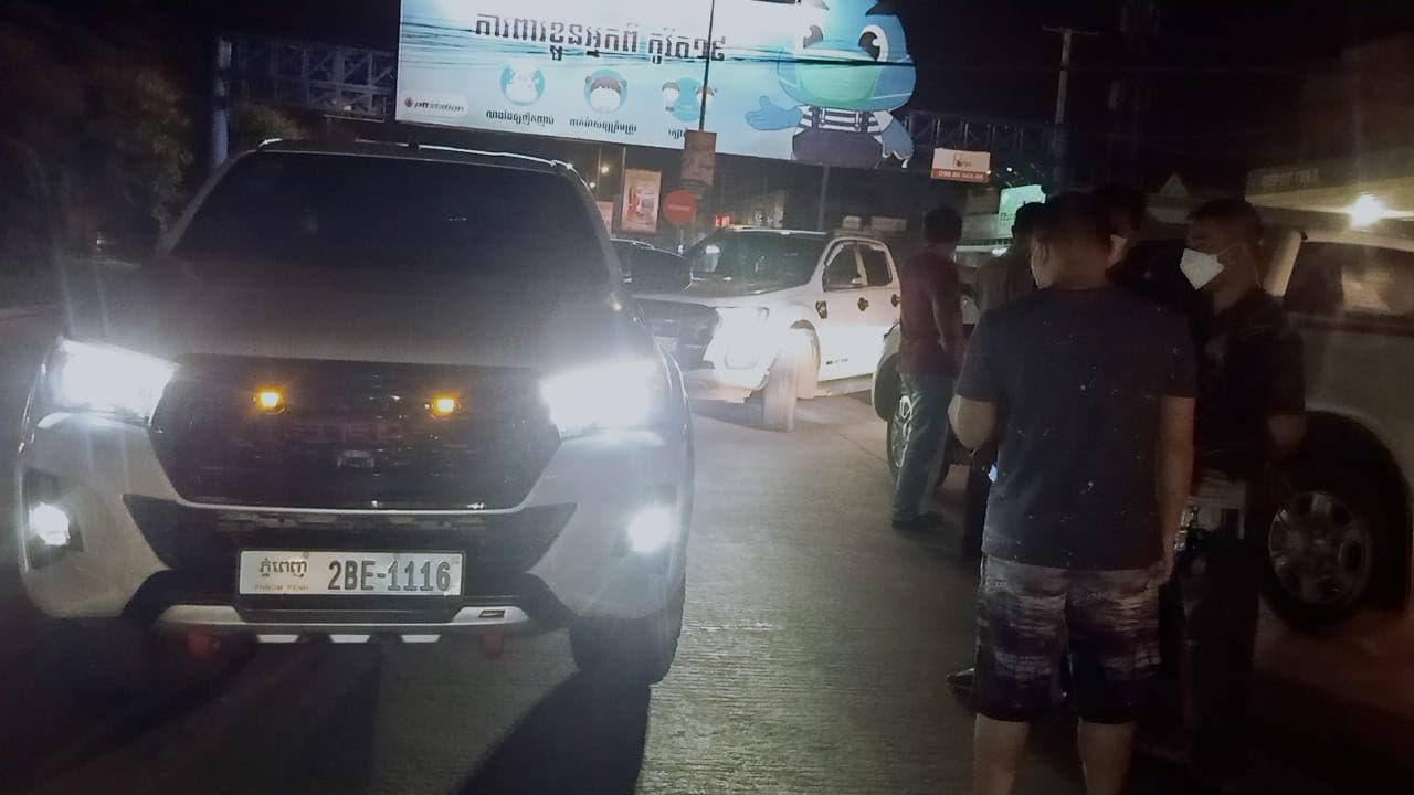 រថយន្ត ford ranger បើកឆ្លងផ្លូវទៅបុករថយន្តhillux revo រងការខូចខាតបន្តិចបន្តួចភាគីទាំងពីរជជែកយកត្រូវរៀងខ្លួន