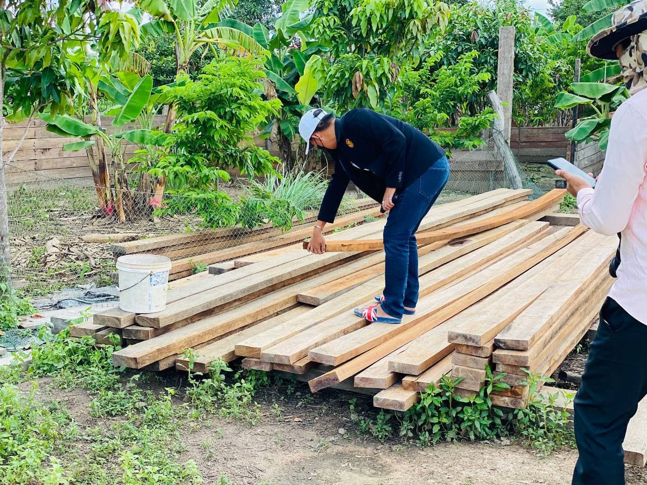ឈើខុសច្បាប់ជាង៣០មែត្រគូប ត្រូវបានសមត្ថកិច្ចធ្វើការបង្រាប ស្ថិតនៅ ឃុំឆែប២ ស្រុកឆែប ខេត្តព្រះវិហារ