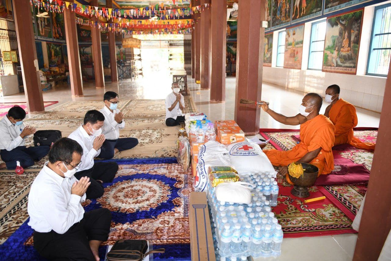 កាកបាទក្រហមកម្ពុជា ខេត្តសៀមរាប នាំយកទៀនព្រះវស្សា ទេយ្យទានមួយចំនួន ប្រគេនព្រះសង្ឃដែលកំពុងគង់ចាំព្រះវស្សា