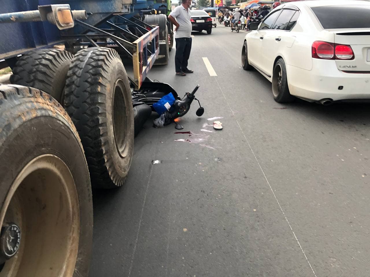 រថយន្តធុនធំកិនម៉ូតូមួយគ្រឿង បណ្តាលឱ្យបុរសម្នាក់រងរបួសធ្ងន់