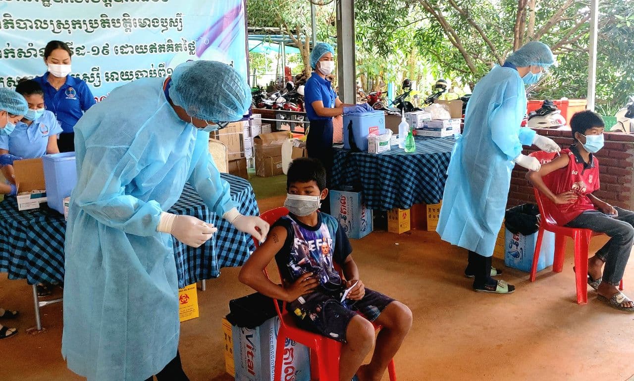 អភិបាលខេត្តបាត់ដំបង ជម្រុញឲ្យមន្ទីរសុខាភិបាលខេត្តពន្លឿនការចាក់វ៉ាក់សាំងដូសជំរុញជូនដល់លោកគ្រូ-អ្នកគ្រូ និងកុមារ១២ឆ្នាំ-១៧ឆ្នាំ ដើម្បីឲ្យកូនៗក្មួយៗនិងចៅៗ បានចូលរៀនឡើងវិញ