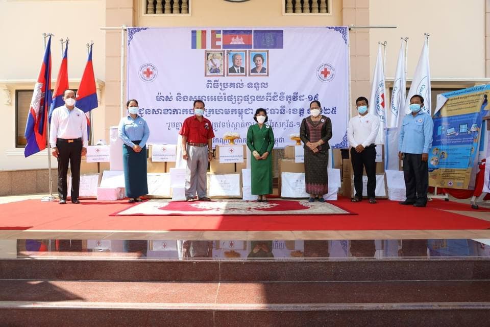 កាកបាទក្រហមកម្ពុជាប្រគល់ម៉ាស់ រួមជាមួយសម្ភារៈអប់រំផ្សព្វផ្សាយ ស្តីពីជំងឺកូវីដ-១៩