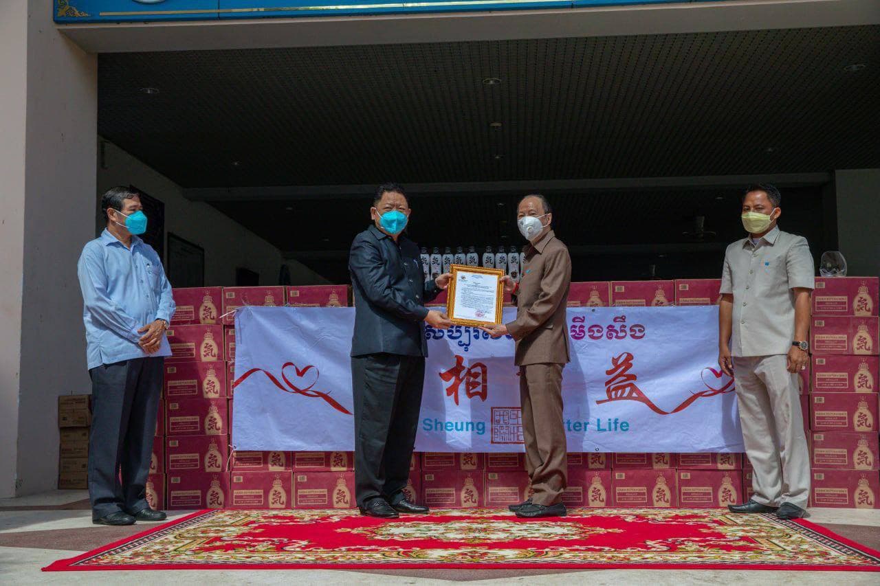 ក្រុមហ៊ុនឯកជនមួយ ប្រគល់ភេសជ្ជៈ ២៥០កេសជូនរដ្ឋបាលរាជធានី ដើម្បីជួយឧបត្ថម្ភជីវភាព ពលរដ្ឋរងគ្រោះ ពីមេរោគកូវីដ-១៩