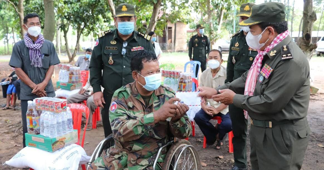 ឧត្តមសេនីយ៍ទោ សោម ស៊ុន បន្តនាំយកអំណោយ ឯកឧត្តមបណ្ឌិត ហ៊ុន ម៉ាណែត ចែកជូនអតីតយុទ្ធជន ១០គ្រួសារ