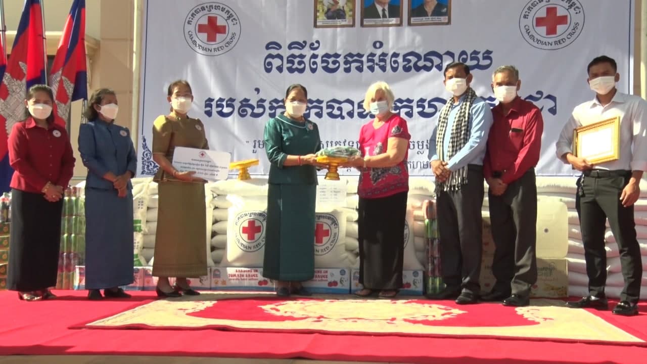 កាកបាទក្រហមកម្ពុជា ប្រគល់ថវិកាលើកទី៩ ចំនួន ២០លានរៀល និងសម្ភារៈមួយចំនួនលើកទី១១ អង្គការសង្គ្រោះជនអស់សង្ឃឹម