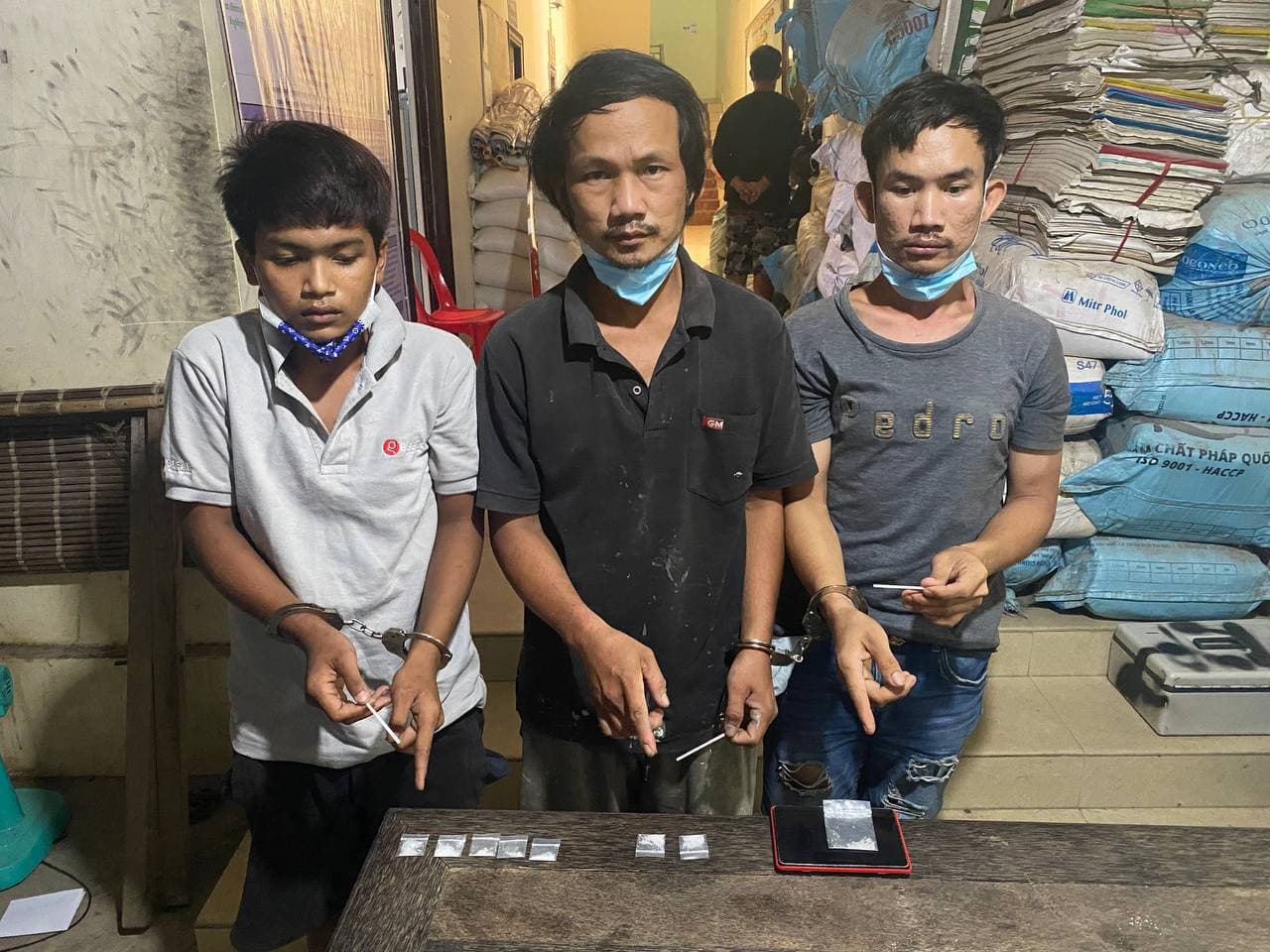 ជនសង្ស័យ៣នាក់  ពាក់ព័ន្ធ ករណីជួញដូរគ្រឿងញៀន  ត្រូវនគរបាលខណ្ឌសែនសុខឃាត់ខ្លួន