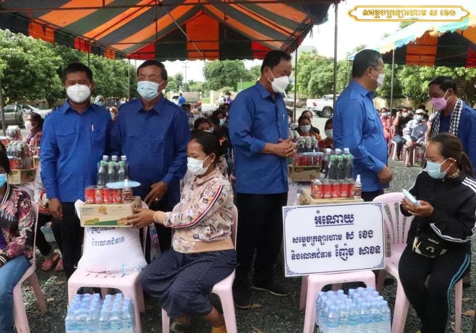តំណាងសម្តេច ក្រឡាហោម ស ខេងនាំយកអំណោយជាស្បៀងនិងសម្ភារៈប្រើប្រាស់ចែកជូនប្រជាពលរដ្ឋមានបញ្ហាក្នុងជីវភាពនិងរងផលប៉ះពាល់ដោយជំងឺកូវីដ-១៩ ចំនួន៤៣០គ្រួសារមកពីស្រុកបីក្នុងខេត្តបាត់ដំបង