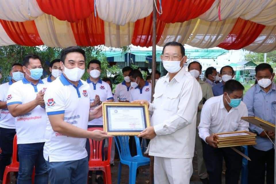 ឯកឧត្តមកិត្តិសេដ្ឋាបណ្ឌិត ចម ប្រសិទ្ធ ទេសរដ្ឋមន្ត្រី  រដ្ឋមន្ត្រីក្រសួងឧស្សាហកម្ម វិទ្យាសាស្ត្រ បច្ចេកវិទ្យា និងនវានុវត្តន៍  នាំយកអំណោយ ផ្តល់ជូនប្រជាពលរដ្ឋជួបការលំបាក ចំនួន ១០០គ្រួសារ នៅក្នុងស្រុកដំណាក់ចង្អើរ  ខេត្តកែប