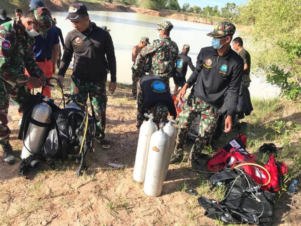 កងសង្រ្គោះគ្រោះមហន្តរាយលេខ៩១១ នៃបញ្ជាការដ្ឋានទ័ពពិសេសចុះជួយមុជទឹករាវយកសាកសពក្មេងប្រុសដែលលង់ទឹកស្លាប់នៅស្រះទឹកក្រោយផ្ទះ