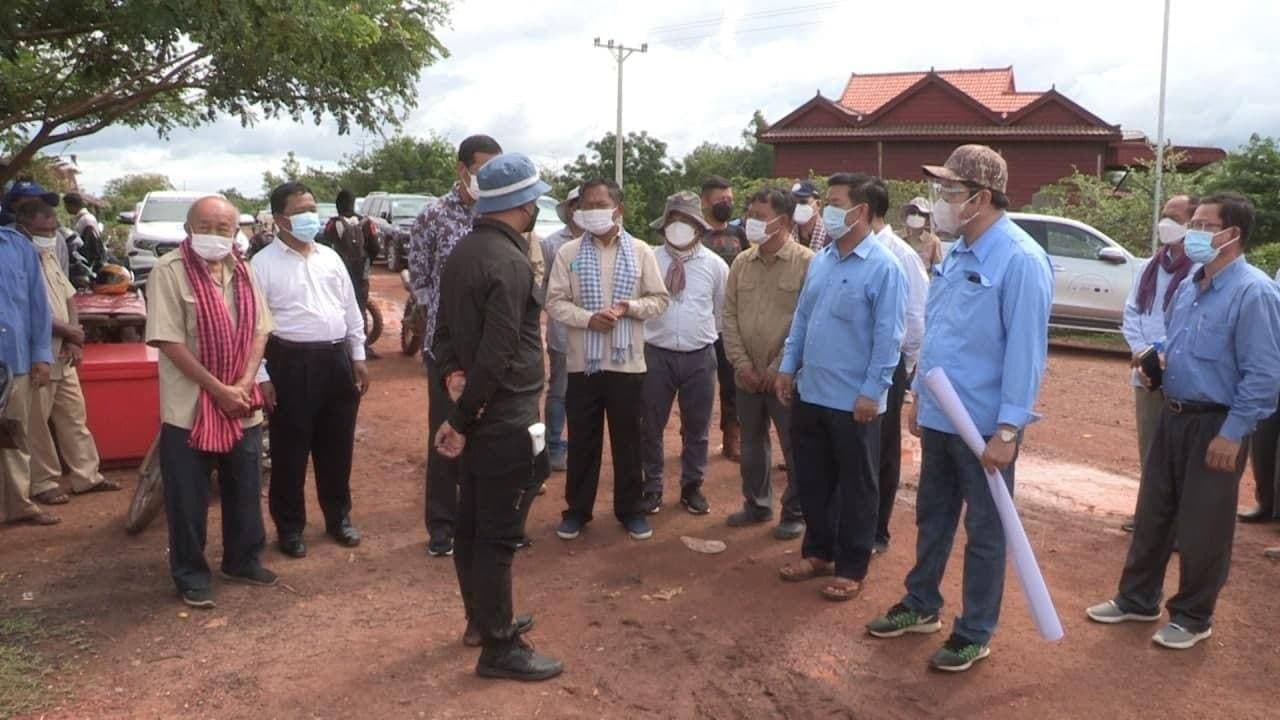 អភិបាលខេត្តសៀមរាប ចុះត្រួតពិនិត្យស្ថានភាពទឹក នៅអាងម្កាក់ទំនប់ទ្វារទឹកធារាសាស្រ្តក្នុងស្រុកជីក្រែង