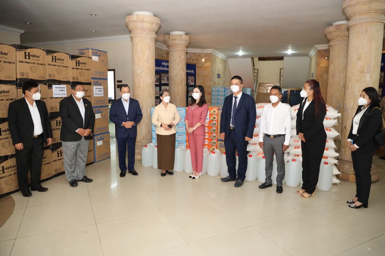 លោកជំទាវ ម៉ែន សំអន ទទួលស្បៀងពីសប្បុរសជន ត្រៀមបម្រុងទុកសម្រាប់ជួយដល់ពលរដ្ឋជួបការលំបាក និងពលករធ្វើចត្តាឡីស័កនៅខេត្តស្វាយរៀង