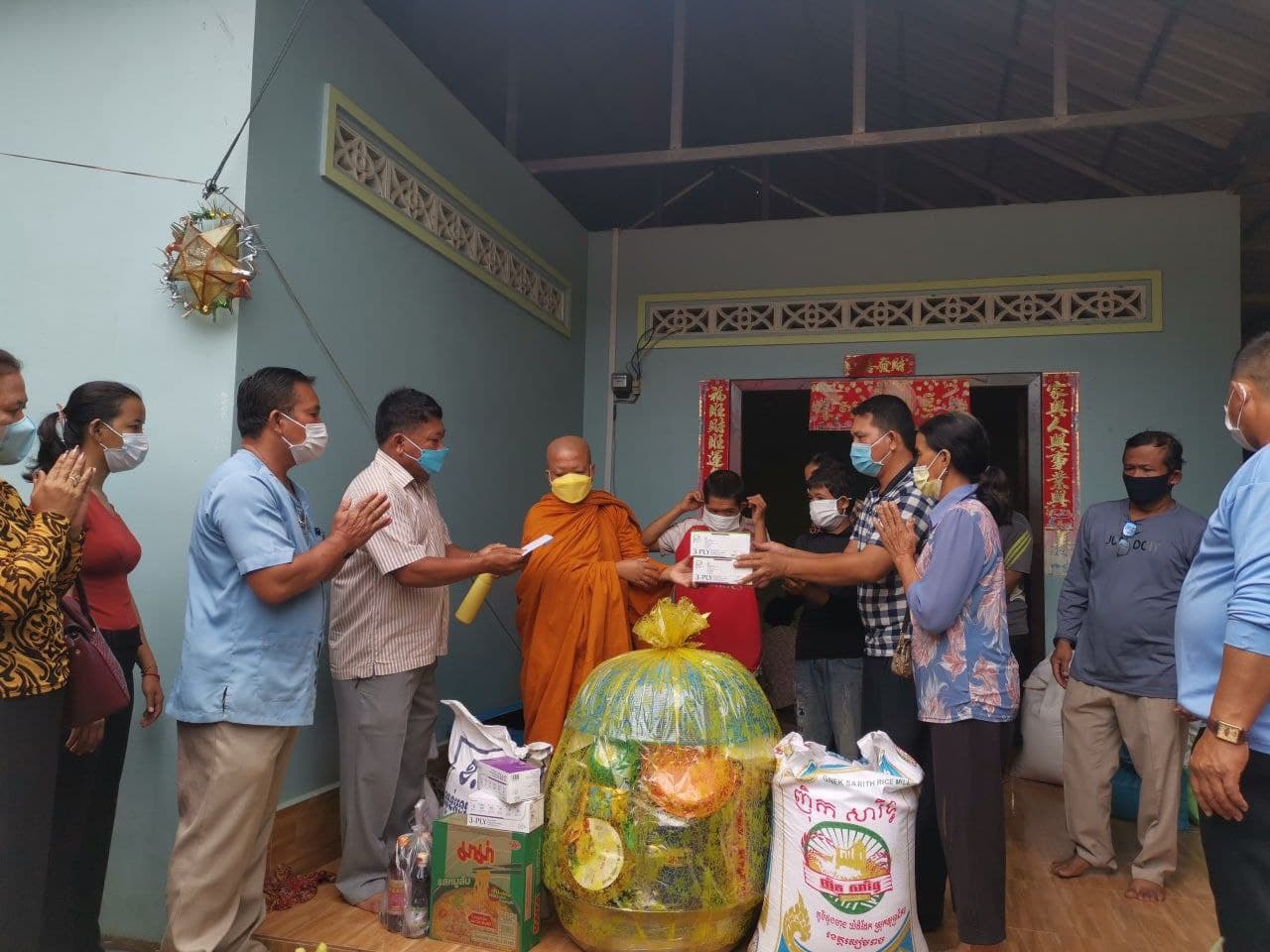 ព្រះសង្ឃ និងអាជ្ញាធរសង្កាត់គោកចក នាំយកគ្រឿងឧបភោគបរិភោគមួយចំនួន ចូលរួមបុណ្យសពភរិយា របស់ប្រជាការពារភូមិខ្វៀន ដែលបានទទួលមរណៈភាពដោយគ្រោះថ្នាក់ចរាចរ