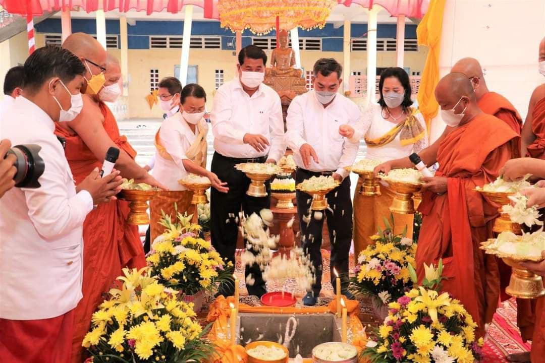 ថ្នាក់ដឹកនាំ មន្ត្រីរាជការខេត្តកំពតអញ្ជើញបញ្ចុះបឋមសីលាសាងសង់បុស្បុក តម្កល់ រូបសំណាកព្រះសពព្រះពុទ្ធវង្ស ឯម ភឿង អតីតព្រះមេគណខេត្តកំពត