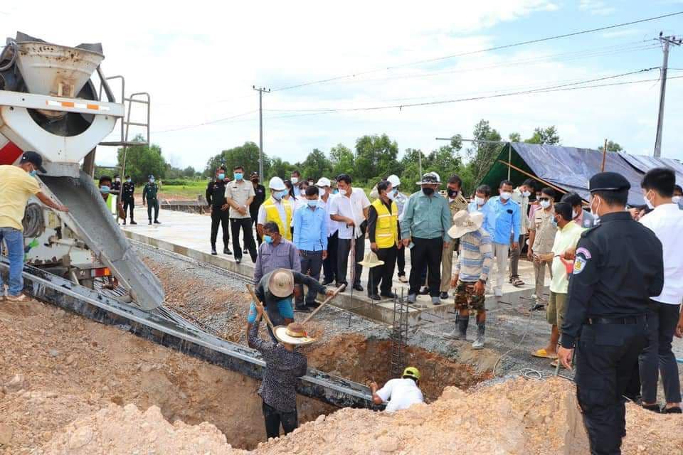 ឯកឧត្តម អភិបាលខេត្តកែប បានអញ្ជើញចុះពិនិត្យការដ្ឋានសាងសង់ស្ថានីយ៍ថ្លឹងរថយន្តអចល័តដំណាក់ចង្អេីរ ស្ថិតនៅលេីផ្លូវជាតិ លេខ៣៣