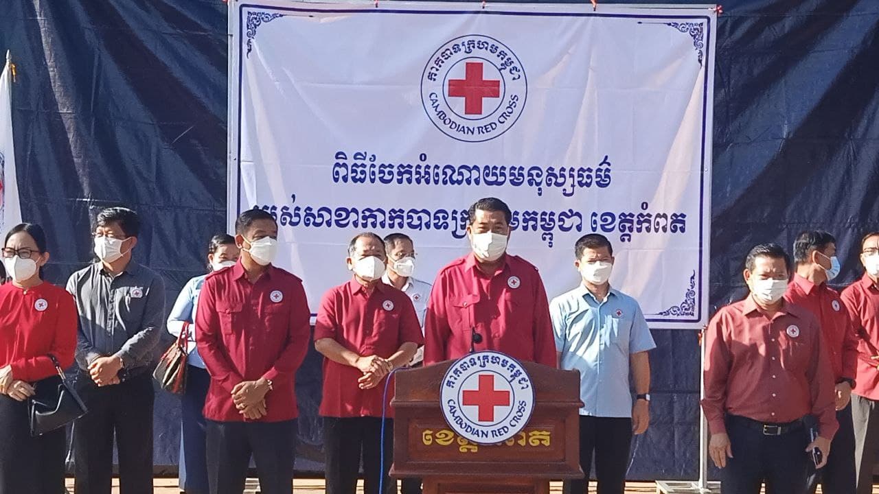 ពលរដ្ឋ សស្រុកឈូក ១២៩គ្រួសារ រងផលប៉ះពាល់ដោយសារកូវីដ-១៩ ទទួលអំណោយកាកបាទក្រហម