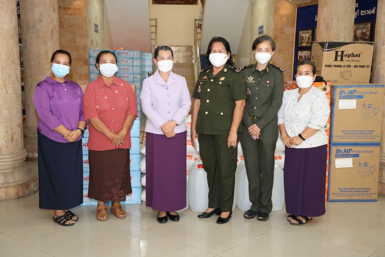 លោកជំទាវកិត្តិសង្គហបណ្ឌិត ម៉ែន សំអន បានប្រគល់ស្បៀង និងសម្ភារៈពេទ្យ ជូនមន្ទីរពេទ្យព្រះកេតុមាលា