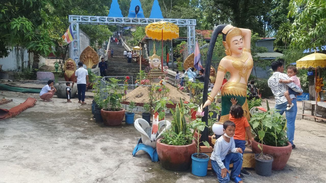វត្តភ្នំព្រះធាតុ ក្នុងស្រុកសាមគ្គីមានជ័យ នៅតែជាទីពេញនិយមសម្រាប់អ្នកមានជំនឿទៅបែបន់បានសាកសិទ្ឋ និងសម្រាប់ភ្ញៀវ ទេសចរណ៍ ទៅលេងកំសាន្ត បើទោះស្ថិតក្នុងសម័យកូវីតយ៉ាងណាក្តី