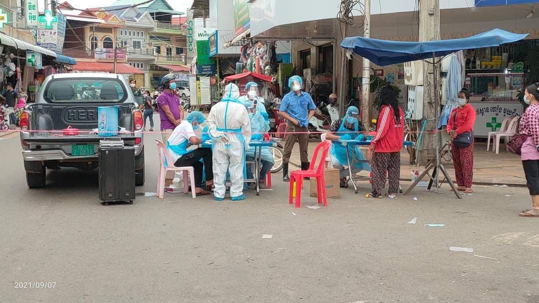 ក្នុងចំណោមអាជីវករផ្សារលើក្រុងកំពង់ឆ្នាំង ៨៨នាក់ រកឃើញវិជ្ជមានកូវីដ១៩ ចំនួន ១១ នាក់ នៅរសៀលថ្ងៃទី០៧ ខែកញ្ញានេះ សម្រាប់ខេត្តកំពង់ឆ្នាំងក៏បានរកឃើញអ្នកឆ្លងកូវីដប្រភេទថ្មីដែលតា ៥នាក់ផងដែរ