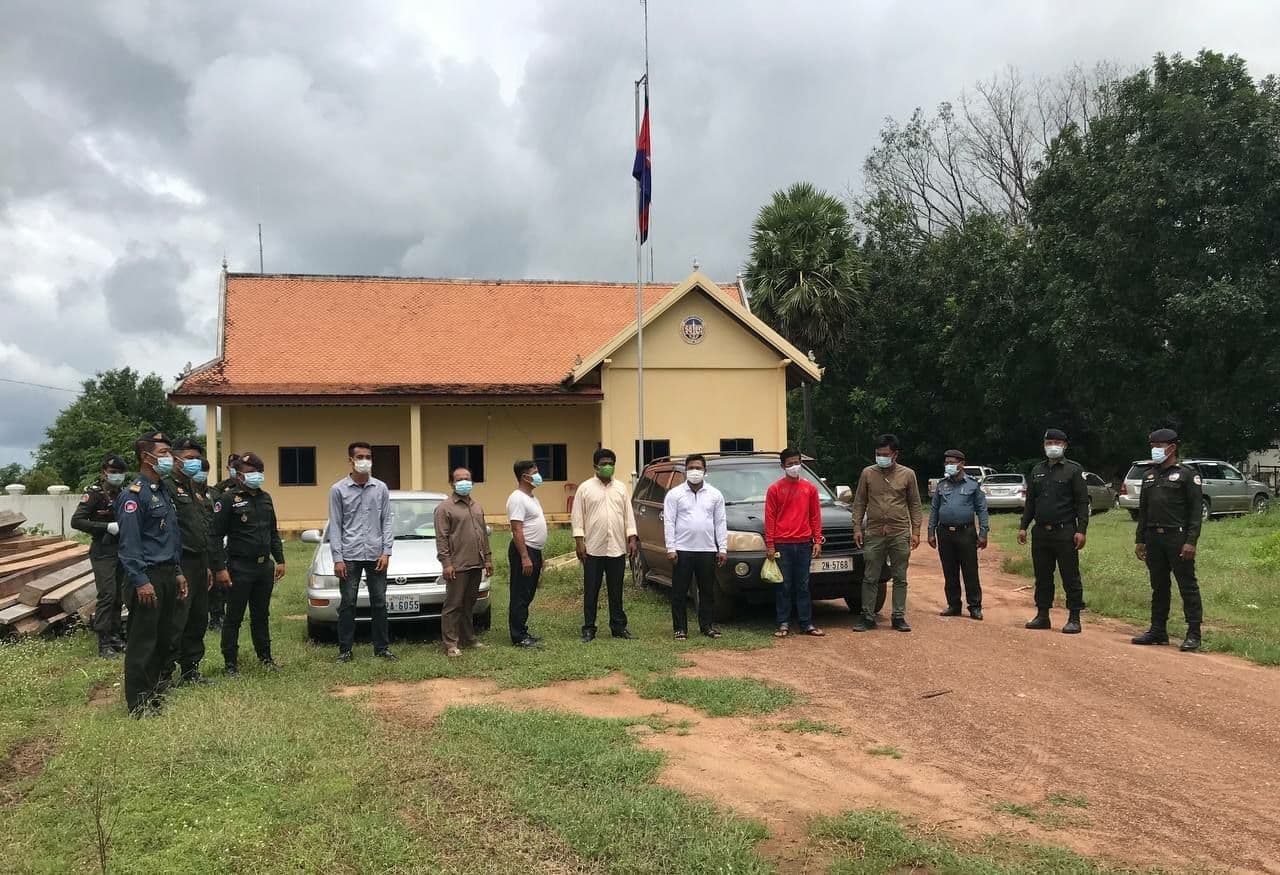 កម្លាំងកងរាជអាវុធហត្ថខេត្តស្ទឹងត្រែង ឃាត់ខ្លួនអ្នកកាន់កាតសារព័ត៌មាន ៩នាក់ ក្នុងបទចោទ ទាលុយ ៤ពាន់ដុល្លារ ពីម្ចាស់រថយន្តដឹកឈើគ្រឿងផ្ទះចាស់
