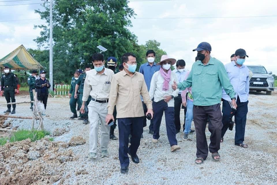 អភិបាលខេត្តកណ្ដាល អញ្ជើញចុះពិនិត្យការសាងសង់ហេដ្ឋារចនាសម្ព័ន្ធ និងពិនិត្យដោះស្រាយបញ្ហាការពារការជន់លិច ព្រលានយន្តហោះអន្តរជាតិថ្មី នៅស្រុកកណ្ដាលស្ទឹង