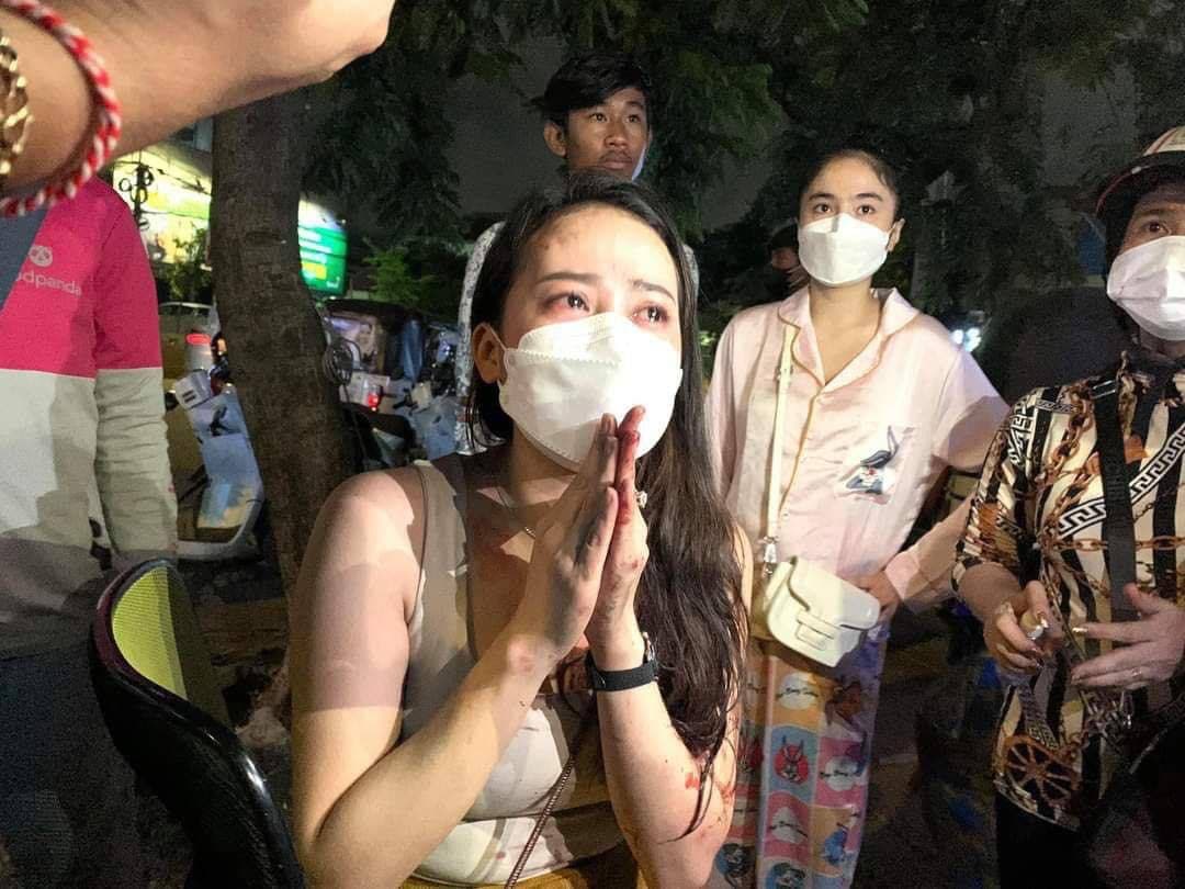 នារីម្នាក់របួសហូរឈាមពេញខ្លួន ដោយចោទប្រកាន់ថាមន្ត្រី នគរបាល ម្នាក់ បានវាយក្បាលនឹងវិទ្យុទាក់ទង