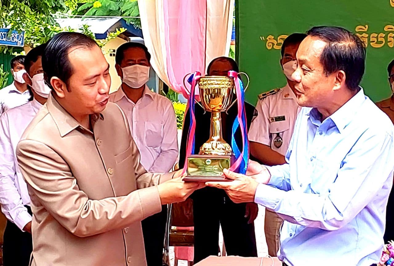 ក្រសួងបរិស្ថានប្រគល់ជូនជ័យលាភីមេត្រីបរិស្ថានកម្រិតមាស ដល់សាលាបឋមសិក្សា”វត្តចែង” នៅក្នុងស្រុកសង្កែនៃខេត្តបាត់ដំបង