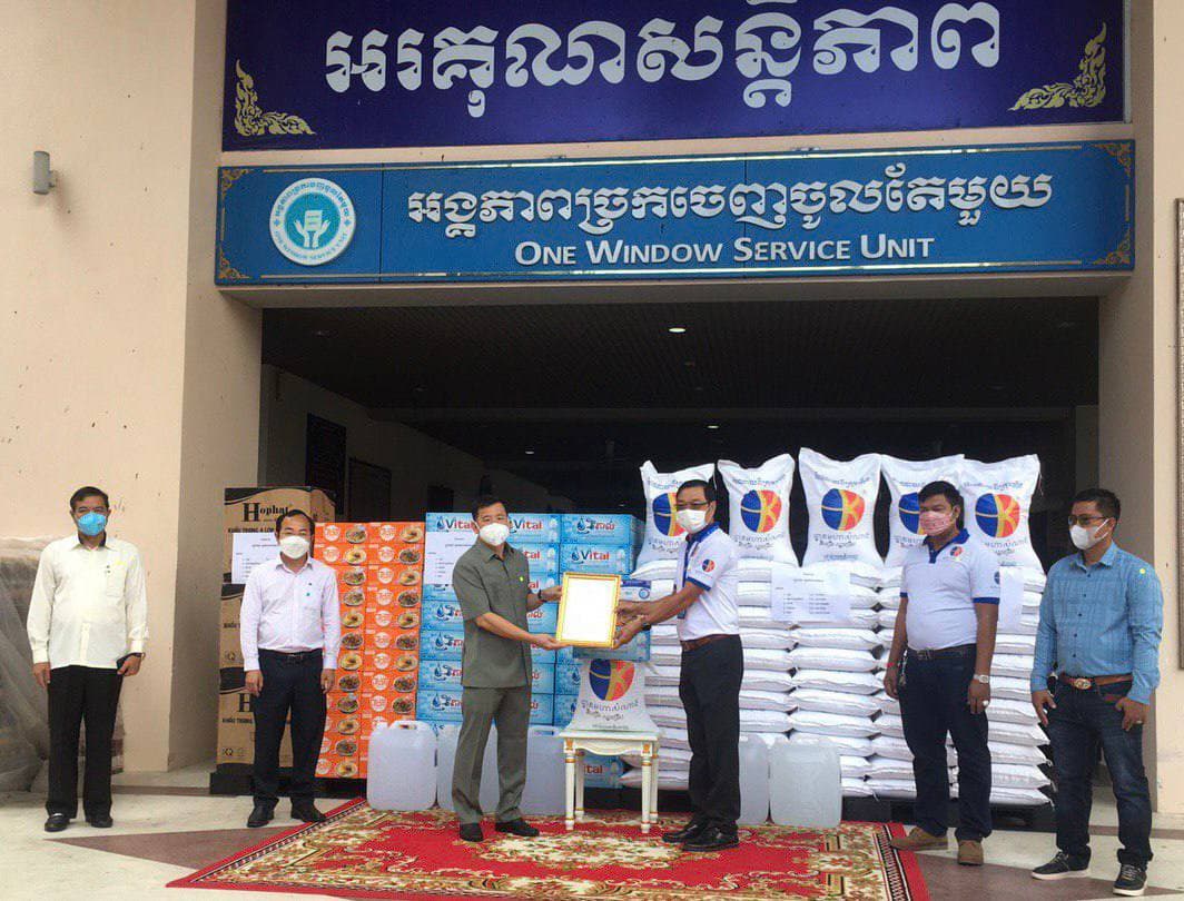 សប្បុរសជនប្រគល់គ្រឿងឧបភោគ បរិភោគ និងសំភារៈ ប្រើប្រាស់មួយចំនួន ជូនរដ្ឋបាលរាជធានី ដើម្បីប្រឆាំងទប់ស្កាត់ មេរោគកូវីដ-១៩