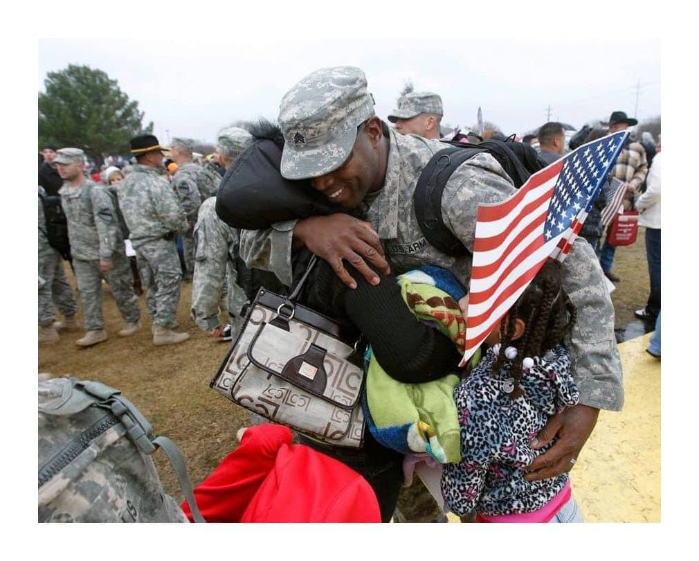 កងទ័ពអាមេរិក 🇺🇸 ដែលបានវិលត្រឡប់ពីសមភូមិនៅអាហ្វហ្កានីស្ថានវិញ ពិតជារីករាយខ្លាំងណាស់ដែលបានមកជួបជុំគ្រួសារវិញ